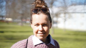 Pauliina Seppälä är sakkunnig på hur samhällen och samfund utvecklas. Portättbild på en kvinna med mörkt hår uppsatt i svans högt upp.