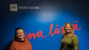 Katja Uski ja Taina Suonio jakoivat vinkkejään lähetyksessä. Kaksi naista seisoo Radio Suomen logon edessä ja katsoo kameraan.