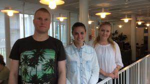 Mikko Salminen, Mette Bergh och Jennifer Snårbacka följer med debatterna om flyktingkrisen. Studerande vid Svenska social- och kommunalhögskolan.
