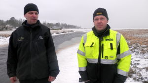 Anders Kronholm, ordförande i Vestersundsby delägarlag, och Kenneth Nygård, ombudsman. Anders Kronholm och Kenneth Nygård vid Vallbäckens utlopp i Fäbodaviken