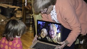 Barn mår bra av att ha en nära relation till sina mor- och farföräldrar. barnbarn pratar med mor/farförälder via Skype/datorn