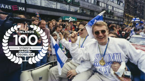 Guldfest i Helsingfors efter ishockey-VM 1995, med logo för Finlands 100 största idrottsögonblick.