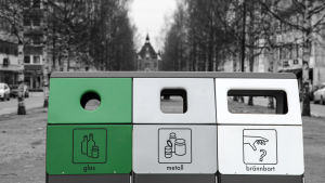 Återvinning har inte en så stor klimateffekt Insamlingslådor för glas, metall och brännbart på rad.