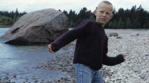 Ailusta kesä saaressa ei kuulosta niin kovin hauskalta. Kimmo Lempinen lastendraaman pääosassa (1982)