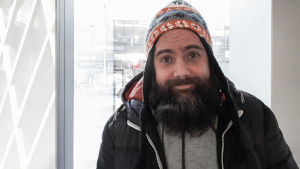 Spanjoren Pablo Alvarez har bott i Finland i över tio år. Han har arbetat som professionell clown i olika produktioner, men inte hittat ett permanent jobb här. Spanjoren Pablo Alvarez har bott flera år i Finland. Han har arbetat som professionell clown i olika produktioner, men inte hittat ett permanent jobb i Finland