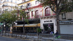 Framför Bataclans entré campar publik inför kvällens konsert. Konsertlokalen Bataclan fotograferad från andra sidan gatan. Framför Bataclans entré campar publik inför kvällens konsert.