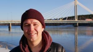 Det ser ljust ut för företag som ordnar utflykter i Rovaniemi då efterfrågan ökar och säsongen sakta men säkert förlängs, enligt Juho Uutela. Ung man i Rovaniemi framför en ny bro som går över Kemi älv