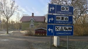 Turismen står för viktiga inkomster och arbetsplatser i Gustavs i synnerhet under sommaren. Vägskyltar invid vägen i Gustavs