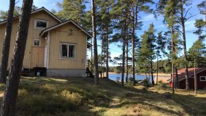 Ansi Lindblad har delvis pendlat och på senare tid bott året om på Bodö sedan hon gick i pension för några år sedan. Hus vid en strand
