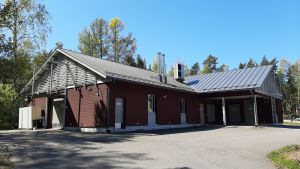 Fiskhallen i Hangöby har stått oanvänd sedan 2017 då företaget som verkade i hallen gick i konkurs. Byggnad med träpanel i lummig miljö.