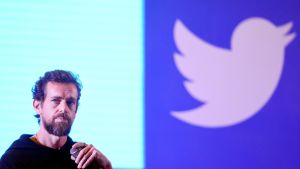 Twitters vd Jack Dorsey beklagade det skedda i ett Twitterinlägg. Twitters vd Jack Dorsey och Twitters logotyp