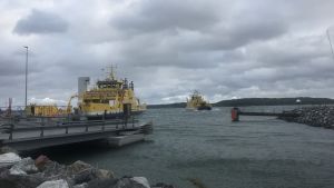 Det är stormigt vid färjfästet mellan Pargas och Nagu. Färjfästet i Pargas, två landsvägsfärjor kör i stormigt väder.