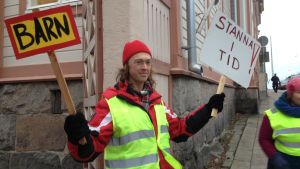 Föräldrar har i många år uppmärksammat bilister på att det finns en skola i närheten. trafikjippo sirkkala,