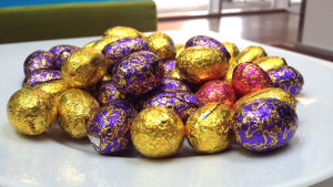 Barnen brukar få godis och påskägg som belöning då de knackar på. Chokladägg i färggranna papper