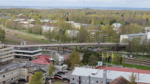 Viadukten i Hangö är inte särskilt fotgängarvänlig. I förgrunden ses nuvarande S-market. Vy från Hangö vattentorn mot järnvägsbron i Hangö.