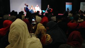 Diskussionstillfället mellan finlandssomalierna och Migrationsverkets representanter ägde rum på Kulturcentret Caisa. Finlandssomalier träffar representanter från Migrationsverket för att diskutera konsekvenserna av regeringens lagändring.