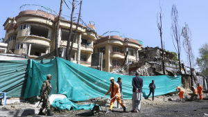Scenen efter ett av de otaliga angreppen i Afghanistan. Bilden är från Kabul i maj 2019 efter ett attentat mot medborgarorganisationen Counterpart Internationals kontor. Sex civila dödades i attentatet. Kommunalarbetare städar upp efter att en bilbomb dödat sex personer i maj 2019 i medborgarorganisationen Counterpart Internationals kontor.