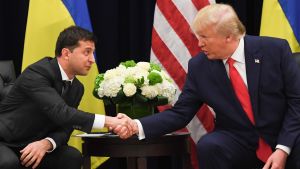 President Zelenskyj intygade på onsdagen att samtalet med Trump var normalt. Två kostymklädda herrar skakar hand.