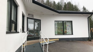Vid årsskiftet höll Forsby hälsogård stängt i två veckor. På somrarna brukar hälsocentralen också stänga i semestertider. Det här är en av orsakerna som staden lyft fram när det varit tal om att stänga Forsby hälsogård. ett vitt hus i snöslask