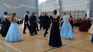 Tvåorna i Virkby gymnasium dansade för lärare och elever på dagen. Virkby gymnasium och de gamlas dans.