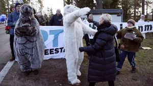 De grönas ordförande Maria Ohisalo hade fler vänner bland demonstranterna än bland ministerkollegerna vid klimatmötet Maria Ohisalo omkramad av demonstrant i isbjörnsdräkt.