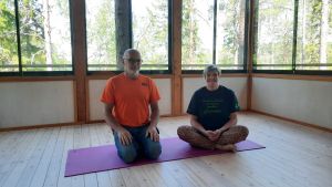 Det går inte att jämföra äventyrsturism i turistcentren med småskaligt företagande där man marknadsför lugn och ro, säger Henrik Wiik och Ulla-Beth Mäki-Jussila sittandes i sin yogapaviljong. Ett par sitter i lotusställning på en yogamatta i en sal