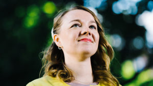 Katri Kulmuni har varit Centerns ordförande sedan september 2019. Hon vill fortsätta leda partiet, men kommer det gå? Katri Kulmuni fotograferad underifrån. Hon tittar framåt.