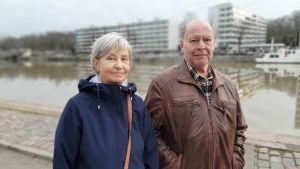 "Seppo brukar köpa garn åt mig. Det är du bra på", säger Aino Saaro till sin man. Aino och Seppo Saaro, en par med grånande hår står vid åstranden i Åbo en kall novemberdag.