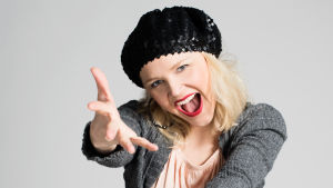 Anni Saarnikunnas (Anna-Maija Tuokko) Anni Saarikunnas (Anna-Maija Tuokko) katsoo nauraen kameraan.