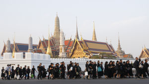 Omkring 200 000 sörjande, svartklädda thailändare tog farväl av sin kung i Bangkok Omkring 200 000 sörjande, svartklädda thailändare tog farväl av sin kung i Bangkok