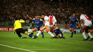 Skyttekungen Jari Litmanen nätar för Ajax i den förlustrika Champions League-finalen våren 1996, efter turneringssegern året innan. Jari Litmanen gör mål i Champions League-finalen 1996.