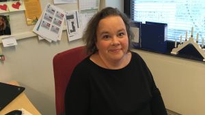 Servicechef Hanna Karlsson vid Åbo stad. hanna karlsson ler för kameran iklädd svart klädsel på sitt kontor i åbo