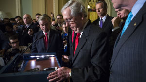 Lindsey Graham och Mitch McConnell på presskonferens i senaten. Mitch McConnell och Lindsey Graham sammanbitna, på presskonferens i senaten