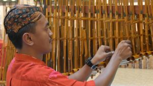 Imran Hilmy spelar det sydostasiatiska instrumentet angklung. Fotot är taget när det ännu var tillåtet att uppträda. Imran Hilmy spelar det sydostasiatiska instrumentet angklung.