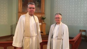 Mikael Forslund och Rose-Maj Friman. Prästerna Mikael Forslund och Rose-Maj Friman iklädda albor i Brändö kyrka i Vasa