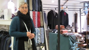 Henna Ljung märker att företagarna har behov av att få prata med varandra om rådande coronaläge. De flesta ser ändå ljust på framtiden, säger hon. En kvinna står i en affär med herrkläder. Slipsar närmast henne.