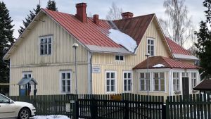 Bäljars daghem i Karis har också varit på nätauktion. Bäljars daghem, en gul träbyggnad med rött tak.