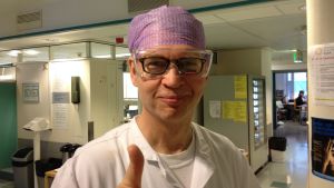 Ögonläkaren Tero Kivelä säger att folk inte längre är lika ivriga på att skjuta raketer. Twero Kivelä hoppas att så många som möjligt förser med skyddsglasögon vid nyår.