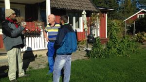 Hans Holmberg visar runt på gården - dörrar ska skrapas nästa dag. Romerna ska skrapa dörrar