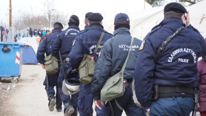 Polisstyrkor vid gränsen mot Makedonien i norra Grekland. Polis på flyktingläger i Idomeni.