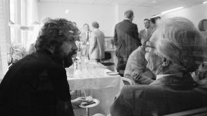 Dåvarande chefen vid Radio Västnyland, Rolf Wessman, i samtal med Frank Jernström när det hus som specialbyggdes för radion i Ekenäs invigdes år 1983. Två män. De heter Rolf Wessman och Frank Jernström.