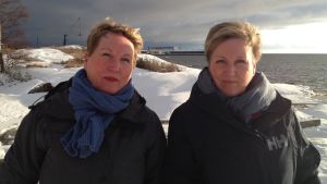 två kvinnor vid havet på vintern