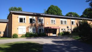 Nog har min gymnasietid, skulle jag nästan våga säga, varit bästa tiden i mitt liv, säger Fred Shaw, som har gått i Ekenäs gymnasium. Han berömmer gymnasiet för att ha trevlig stämning. En gul stenbyggnad.