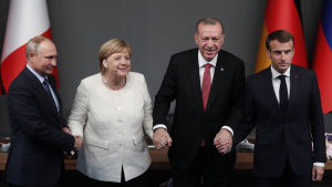 Turkiet bombade kurdiska ställningar öster om Eufrat på söndagen, dagen efter Syrientoppmötet i Istanbul Rysslands president Vladimir Putin, Tysklands förbundskansler Angela Merkel, Turkiets president Recep Tayyip Erdoğan och Frankrikes president Emmanuel Macron håller varandras händer efter avslutat Syrienmöte i Istanbul.