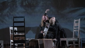 Mantas ordlösa kommentar. På bilden Pekko Käppi och Riikka Puumalainen. Foto från Pakolaiset på Tammerfors teater.