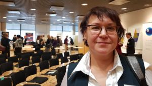 Journalisten Natalia Orlova tror att allt för många vet allt för lite om sophanteringens risker. En kvinna i blå väst och vit skjorta i en föreläsningssal.