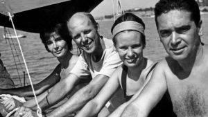 Ombord på Daphne år 1963: Annuska Palme (som Göran Schildt hade haft ett kort förhållande med år 1959), Göran Schildt, Christine Werthmann (som Göran Schildt gifte sig med år 1966) och Roberto Sambonet (som hade ett förhållande med Annuska Palme år 1963). Annusca Palme, Göran Schildt, Christine Werthmann och Roberto Sambonet år 1963.