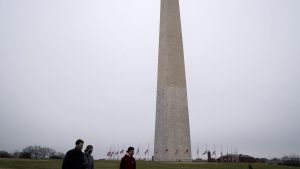 Turister kan inte längre besöka Washingtonmonumentet – det har spärrats av till och med den 24 januari. De grupperna som stormade Capitolium anses utgöra ett för stort hot Washingtonmonumentet i januari. I förgrunden syns människor med munskydd.