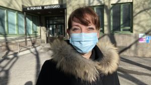 Ann-Sofie Silvennoinen är inte förvånad över kritiken. Ann-Sofie står i vårsolen iklädd vinterjacka och munskydd.