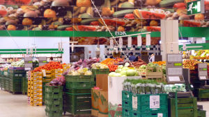 Det finns rum för närproducerad mat också i stormarknaden anser en av dem som svarade på enkäten. Frukt och grönsaker i en butik.